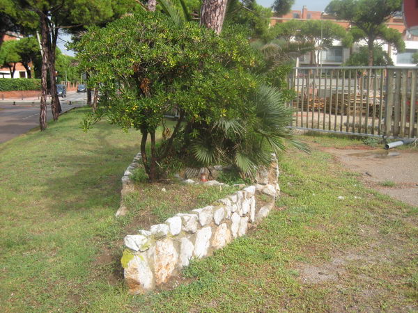 Restos de una jardinera del camping Albatros de Gav&agrave; Mar (situada al lado del nuevo edificio de oficinas de Central Mar)